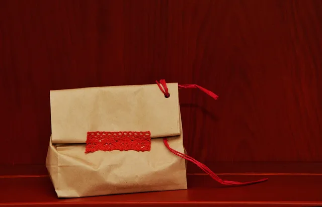 parcel, paper bag, gift, red, wrapped up, bag, packaging, surprise, packed up, colorful, parcel, paper bag, paper bag, paper bag, paper bag, paper bag, bag. Dostawa tego samego dnia i automaty paczkowe: kiedy mają sens operacyjnie?