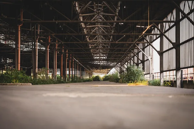 warehouse, railway station, building, forget, abandoned, ruin, decay, sprayer, dilapidated, lapsed, shabby, broken, ailing, architecture, neglected, weathered, transience, hall, factory, transient. Jak zorganizować stanowisko kompletacji w małym magazynie?