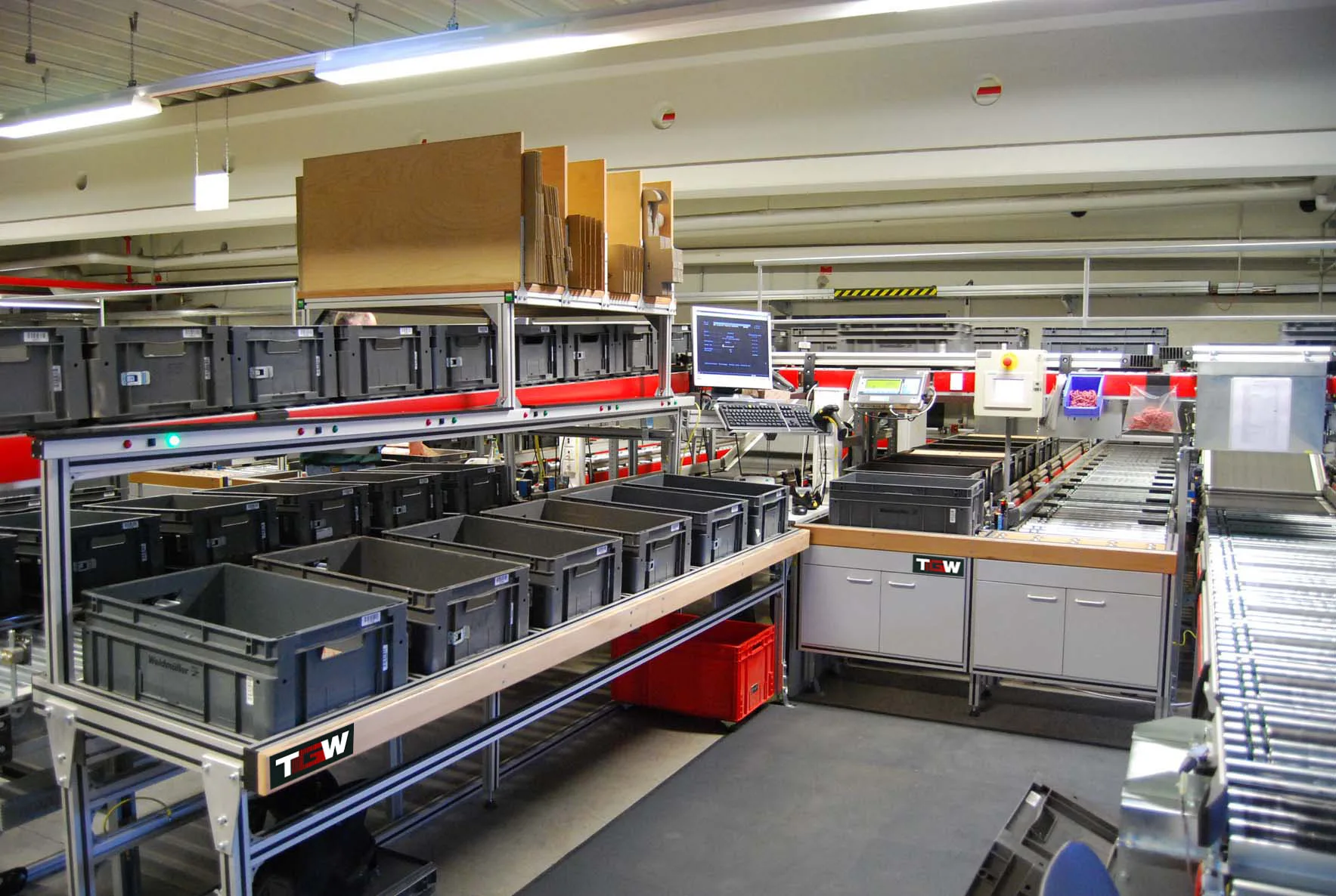 picking workstation, goods-to-operator, pick-to-light