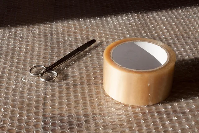 scissors, duct tape, blister foil, pack, bubble wrap, texture, packing material, blister, template, geometry, blow, structure, move, foil, air cushion, transparent, dimpled sheet, plastic, duct tape, bubble wrap, bubble wrap, bubble wrap, bubble wrap, bubble wrap. Koszty zwrotów: kto płaci i jak je rozliczyć?