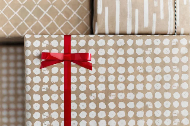 christmas, presents, gifts, holiday, xmas, gift boxes, package, surprise, ribbon, bow, christmas presents, christmas gifts, decoration, decor, christmas background, closeup, happychristmas, christmas wallpaper, christmas, christmas, presents, gifts, gifts, gifts, ribbon, ribbon, bow, christmas background, christmas background, christmas background, christmas background, christmas background. Zwroty w e-commerce: prawo, proces i zasady rozliczeń